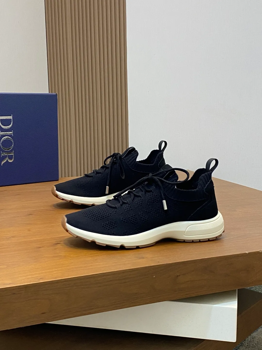 Factory price: 438💰Dior’s latest men’s fashion sneakers. This item draws inspiration from retro jogging shoes. Featuring a thick, low-top design, it features a mesh fabric upper and an ultra-light rubber foam sole. The side is decorated with an embossed "Di~r" logo. Code number: 39-44 (order 38, 45, 46)